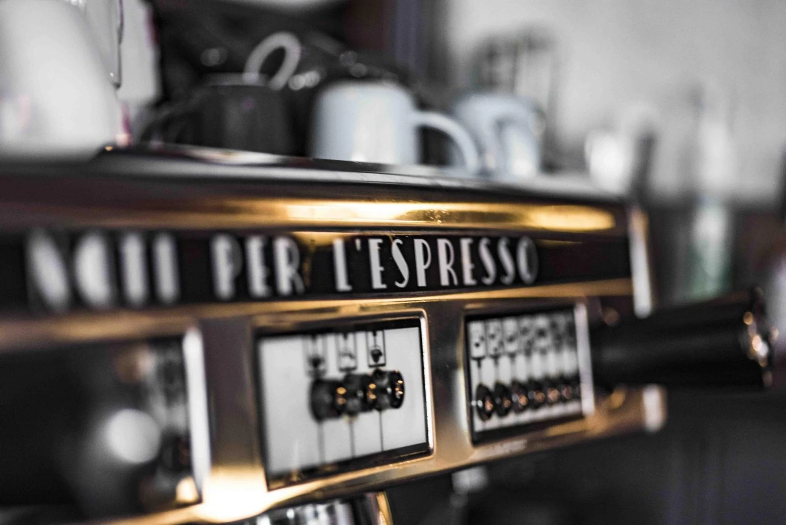 De espressomachine met messing details