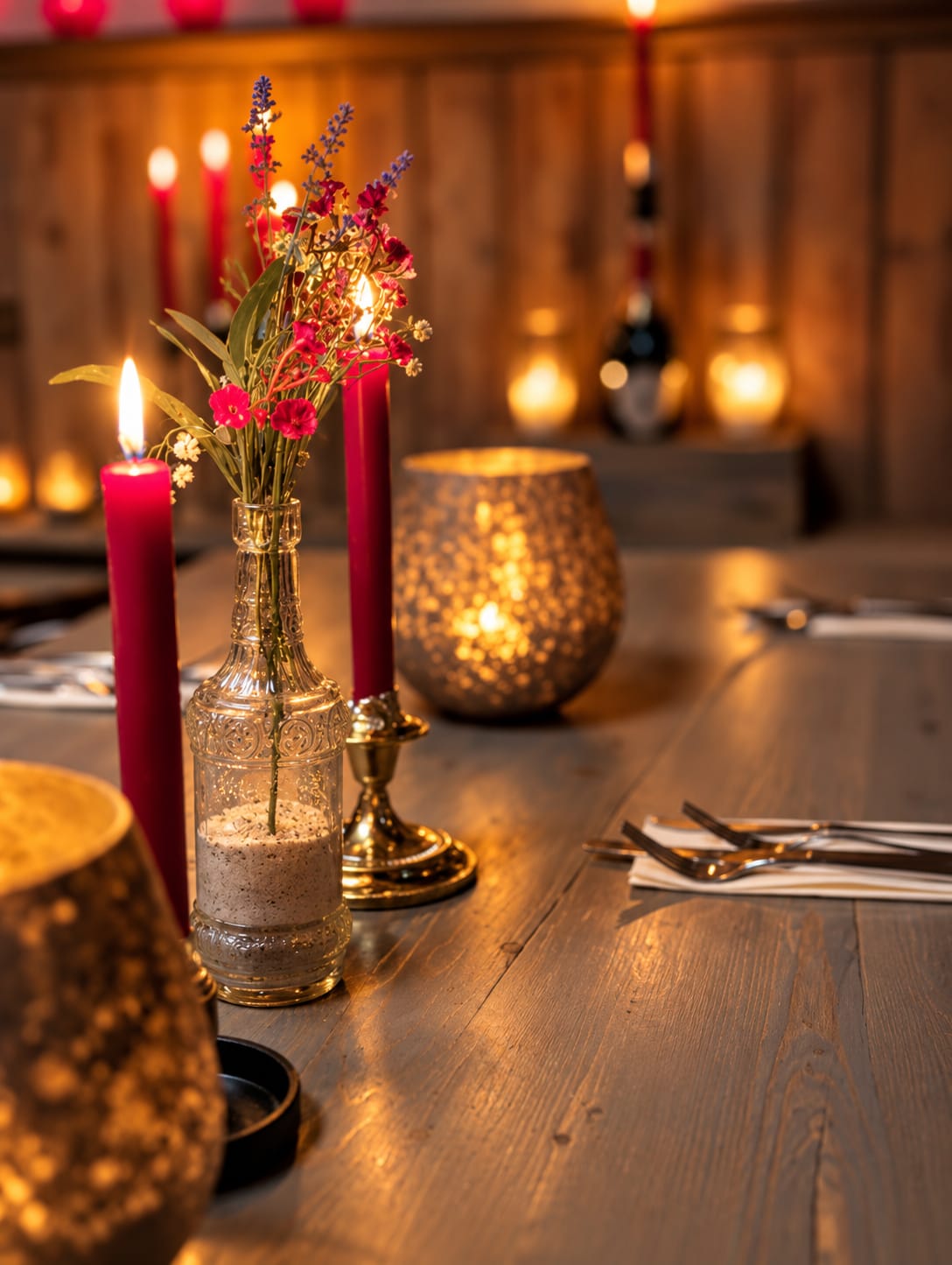 Kaarslicht en bloemen op tafel bij De Peperboom