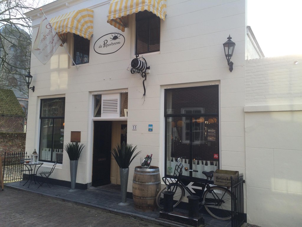 Brasserie de Peperboom in Veere, een informeel restaurant met een ...